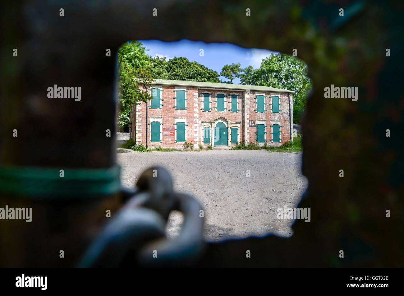 Ein Blick durch die verschlossenen Tore des Imber Court in Imber Dorf auf Salisbury Plain, Wiltshire, wo Bewohner, im Jahr 1943 vertrieben wurden zu einem Übungsgelände für US Truppen vorbereiten, Europa zu erobern. Straßen durch die MoD kontrollierten Dorf sind jetzt offen und schließt sich wieder am Montag, den 22. August. Stockfoto