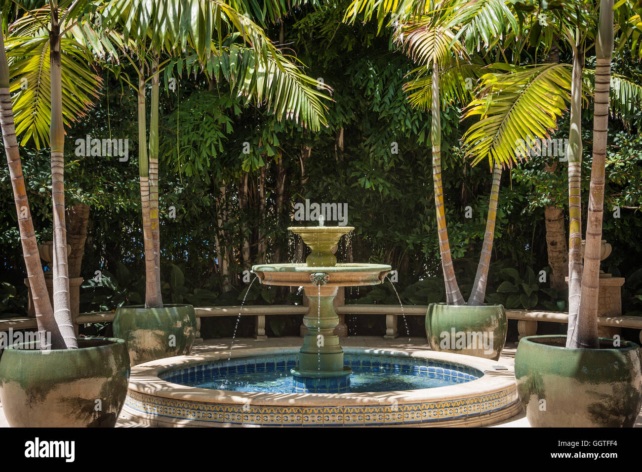 Brunnen und Palmen an Earl E. T. Smith Erhaltung Park gegenüber Palm Beach Stadtplatz in Palm Beach, Florida, USA. Stockfoto