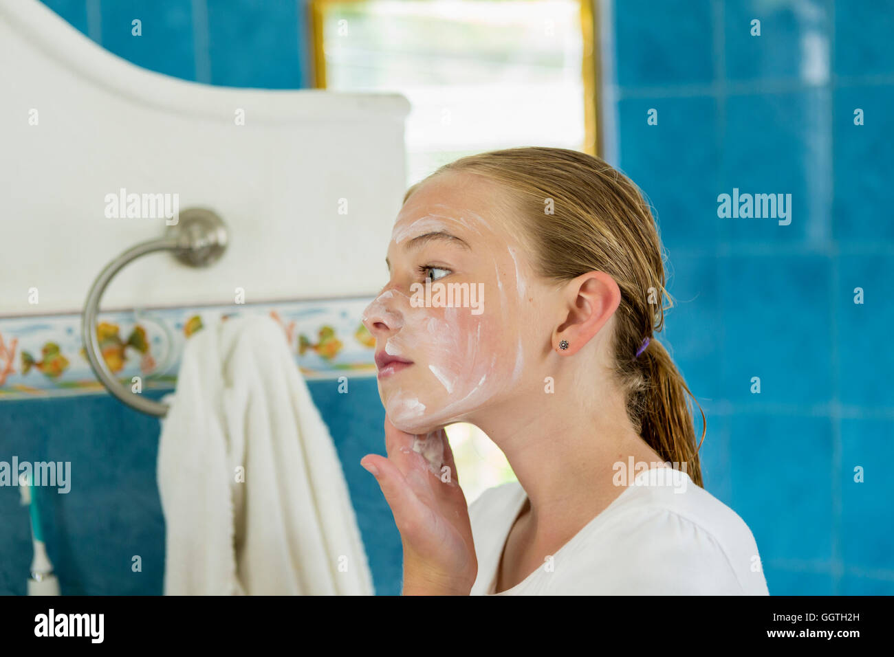 Kaukasische Mädchen Gesicht mit Seife waschen Stockfoto