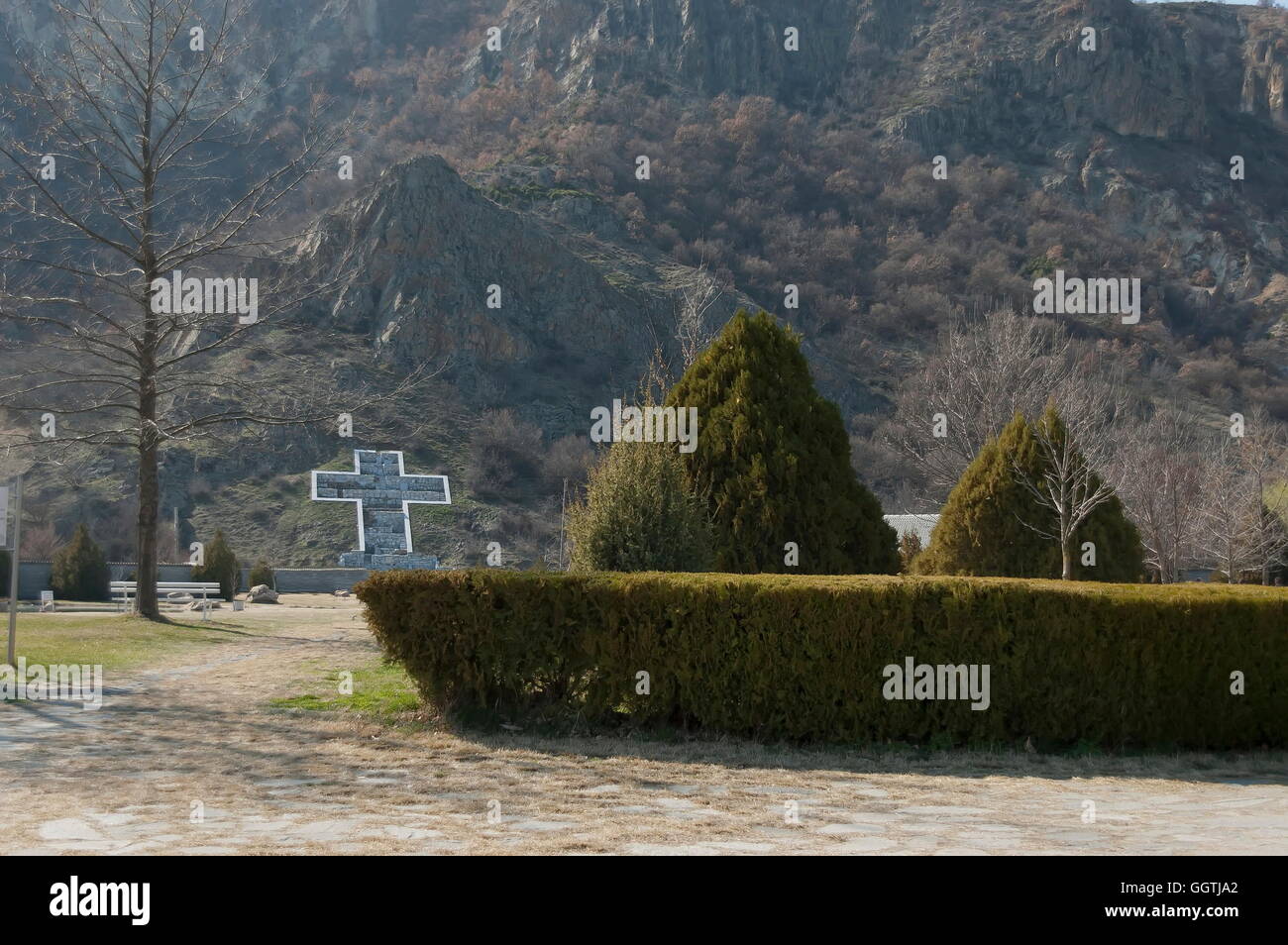 Großes Kreuz im Gedächtnis der Völker kamen vom Vulkan in den Kozhuh Berg, Rupite, Bulgarien Stockfoto