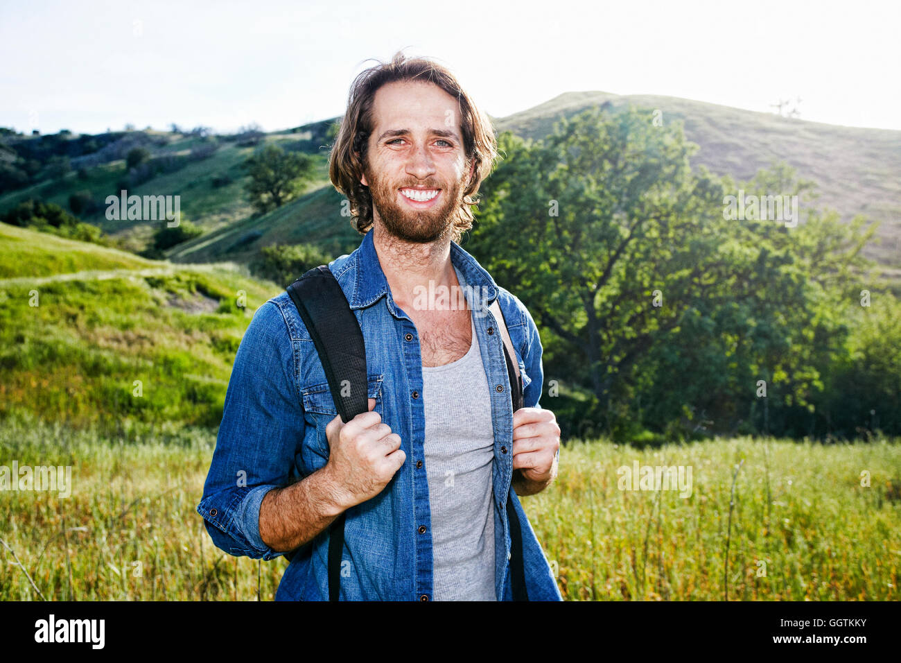 Kaukasische Wanderer stehend Gras auf Berg Stockfoto