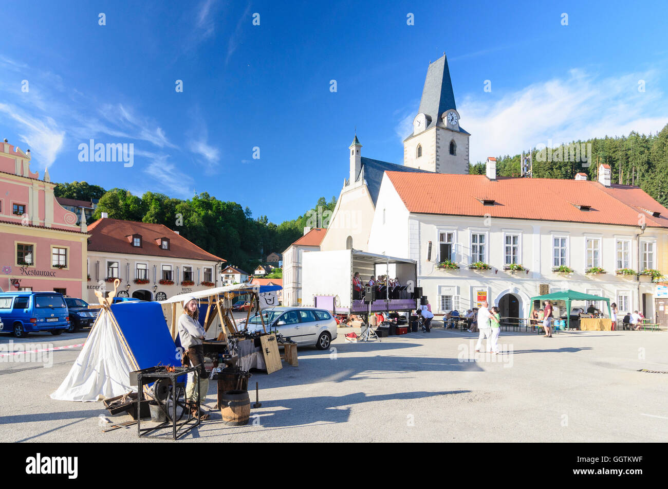 Rozmberk nad Vltavou (Rosenberg): Rathaus und St.-Marien Kirche auf einem Volksfest, verharmlost die Band von einer Swap-Körper-Apart Stockfoto