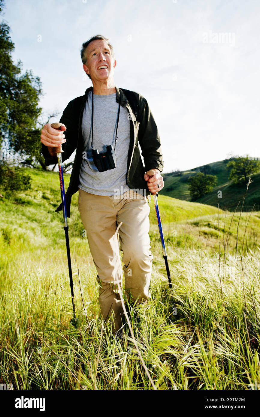 Kaukasischen Mann Gras auf Berg Wandern Stockfoto