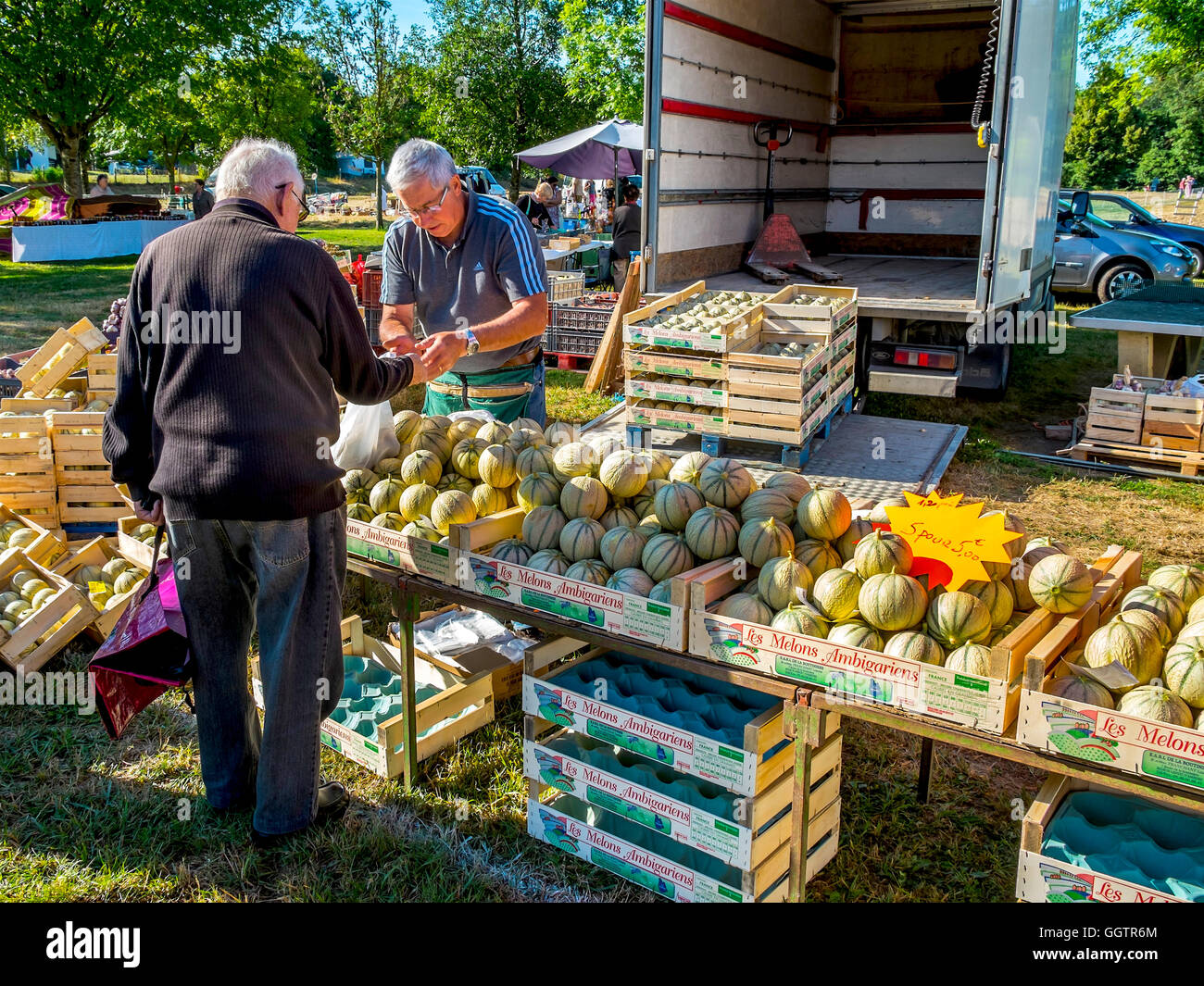 Stall-Inhaber verkaufen Melonen bei Open-Air-Veranstaltung - Sud-Touraine, Frankreich. Stockfoto