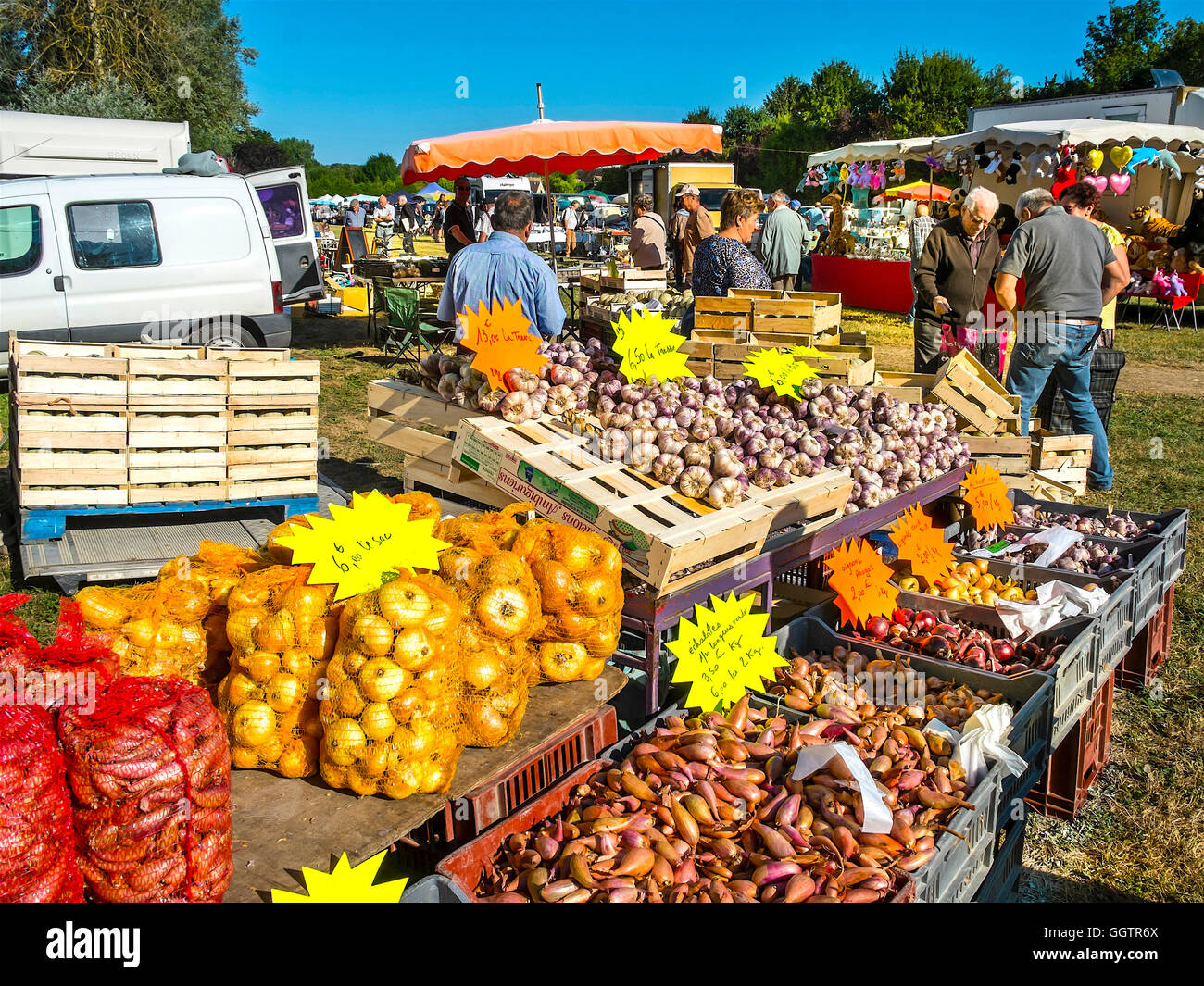 Stall-Inhaber Verkauf Knoblauch und Zwiebeln bei Open-Air-Veranstaltung - Sud-Touraine, Frankreich. Stockfoto