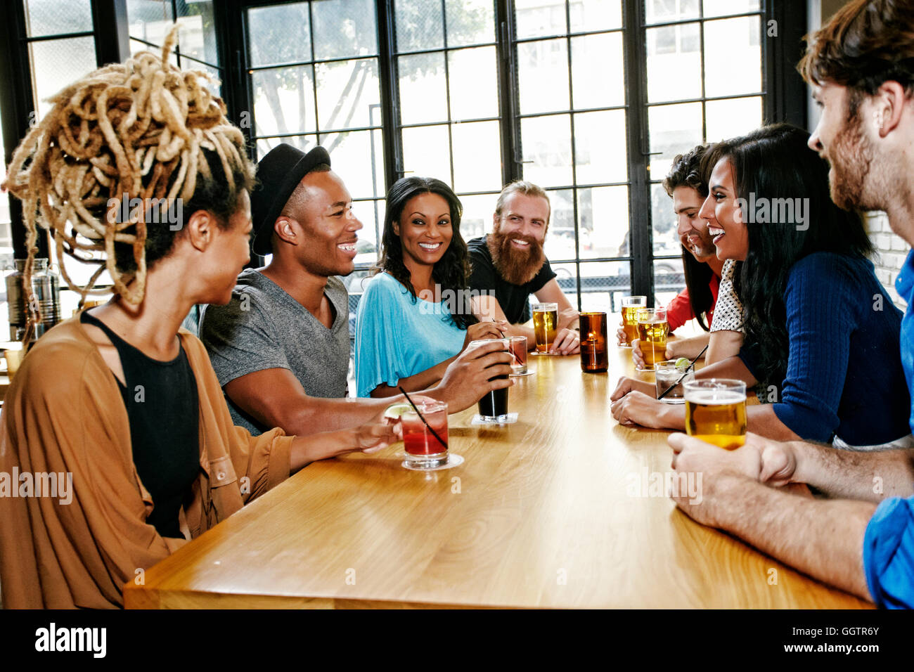 Lächelnd Freunde trinken am Tisch in der Bar Stockfoto