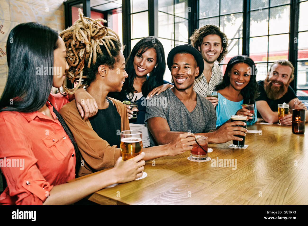 Lächelnd Freunde trinken am Tisch in der Bar Stockfoto