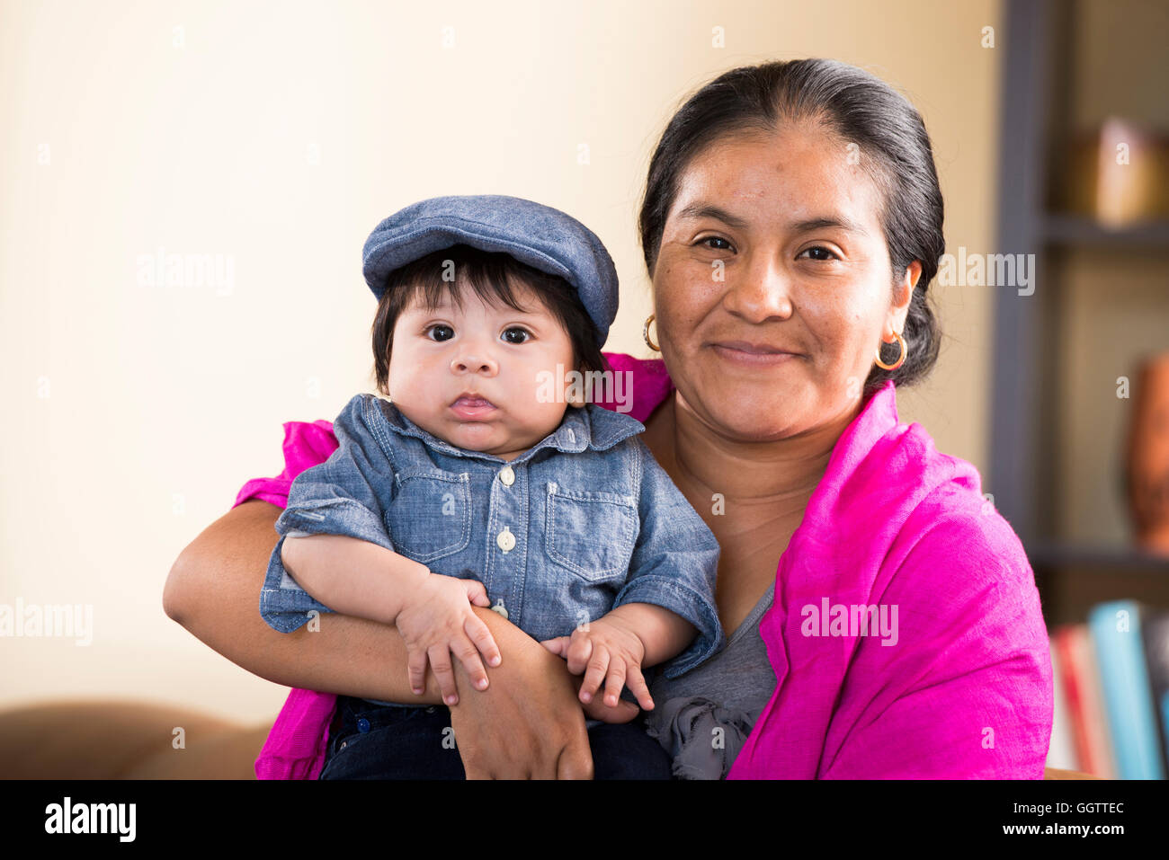 Hispanische posiert mit Sohn Mutter Stockfoto