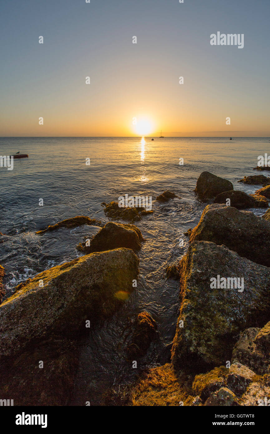 Felsen am Strand bei Sonnenuntergang Stockfoto