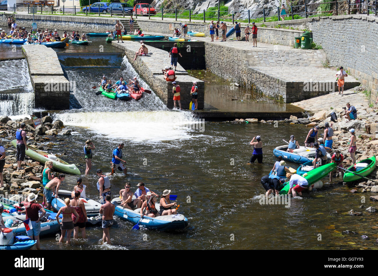 Ceský Krumlov (Böhmisch Krumau): Paddler auf der Vltava (Moldau), Tschechisch, Jihocesky, Südböhmen, Südböhmen, Stockfoto