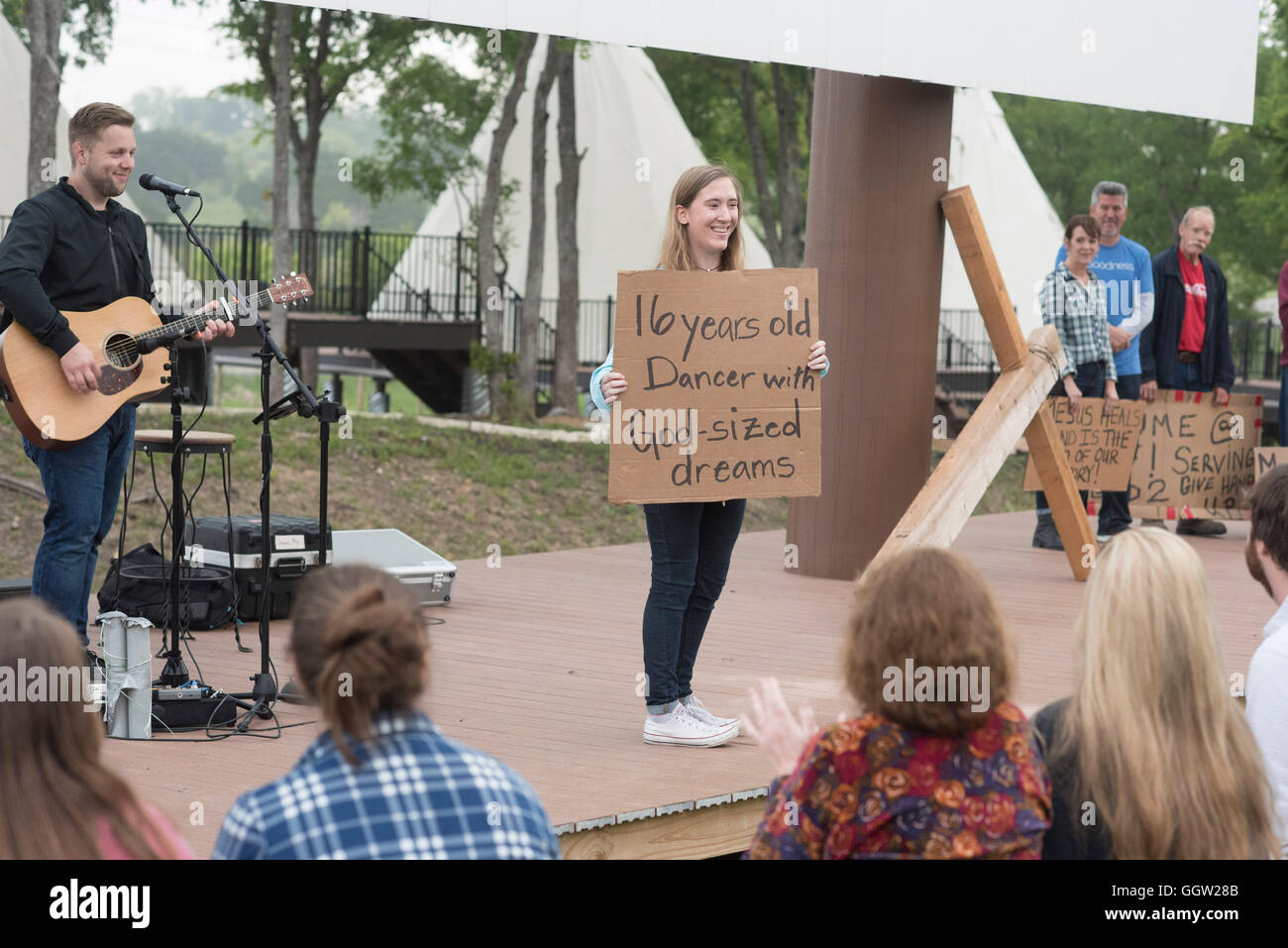 Teilnehmer in zeitgenössischen Ostergottesdienst Anzeige Glauben Zeugnis auf Pappschildern am ersten Community! Dorf Stockfoto