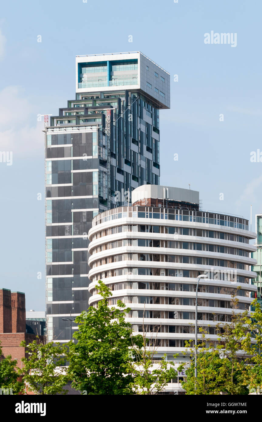 Einheit Wohnturm von AHMM Architekten, hinter dem Mercure Liverpool Atlantic Tower Hotel. Stockfoto