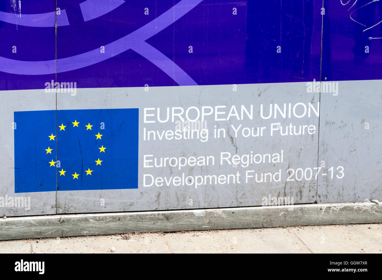 Ein Zeichen für den Europäischen Fonds für Regionale Entwicklung EU-Insignien auf EU-finanzierte Verbesserungen in Liverpool Lime Street. Stockfoto