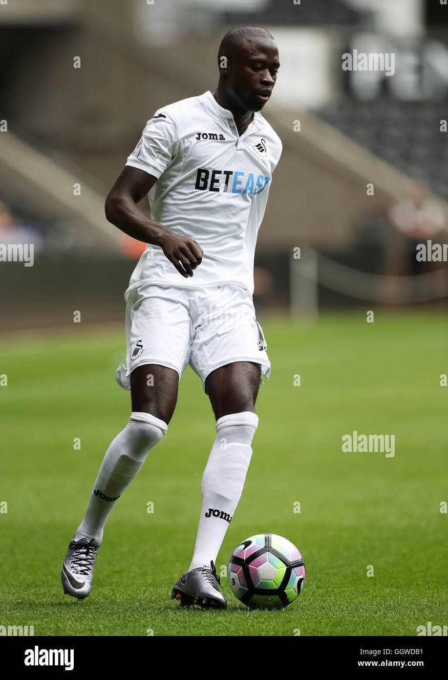 Swansea City Modou Barrow während der Vorsaison Freundschaftsspiel im Liberty Stadium Swansea. PRESSEVERBAND Foto. Bild Datum: Samstag, 6. August 2016. Finden Sie unter PA Geschichte Fußball Swansea. Bildnachweis sollte lauten: Nick Potts/PA Wire. Einschränkungen: EDITORIAL verwenden nur keine unbefugten Audio, Video, Daten, Spielpläne, Verbandsliga/Logos oder "live"-Dienste. Im Spiel Onlinenutzung beschränkt auf 75 Bilder, keine video Emulation. Keine Verwendung in Wetten, Spiele oder Vereinsspieler/Liga/Einzelpublikationen. Stockfoto