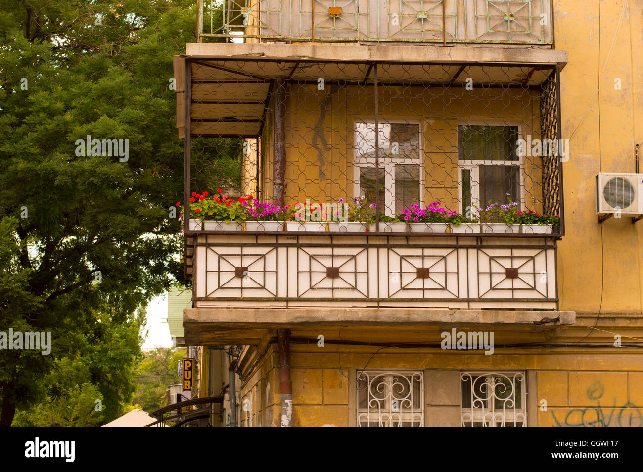 Balkon mit Blumen Stockfoto