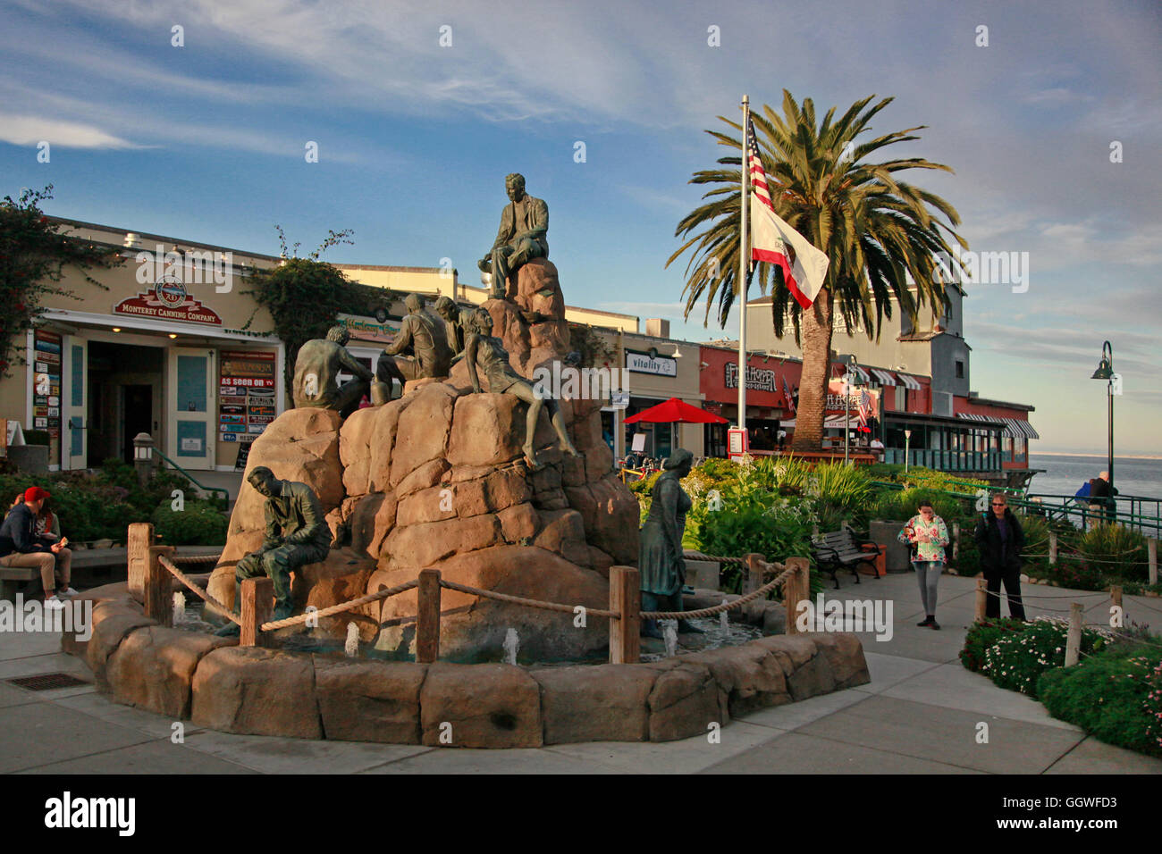 STEINBECK PLAZA mit Statue am CANNERY ROW - MONTEREY, Kalifornien Stockfoto
