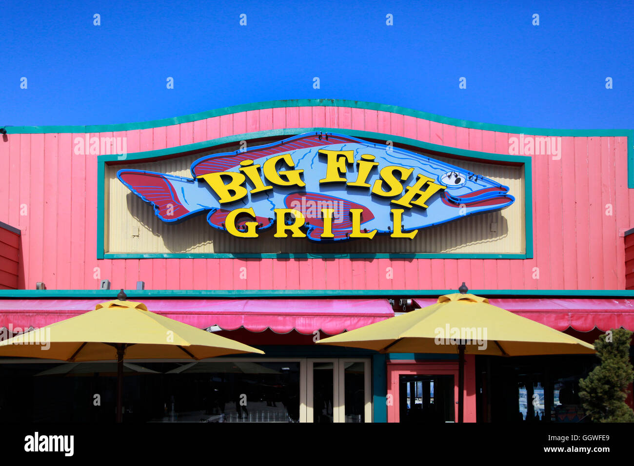 Die großen Fische Grillen am FISHERMANS WHARF - MONTEREY, Kalifornien Stockfoto