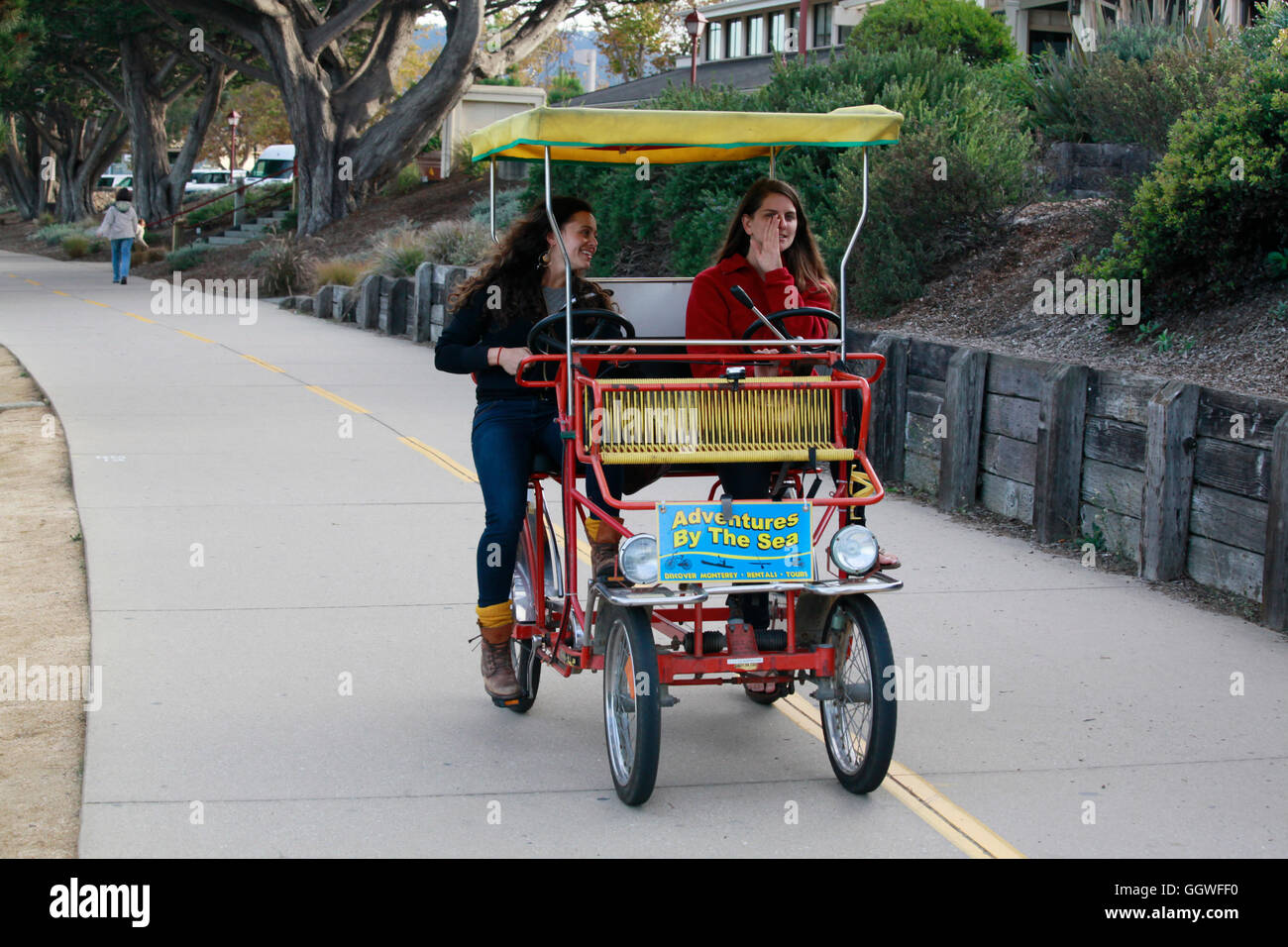 Fahrräder für zwei sind vermietet von ADVENTURES BY THE SEA und verwendet auf dem Radweg - MONTEREY, Kalifornien Stockfoto
