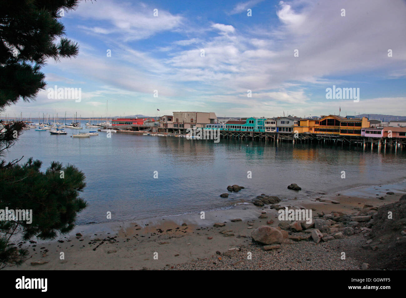 Geschäfte in FISHERMANS WHARF mit Blick auf den Hafen - MONTEREY, Kalifornien Stockfoto