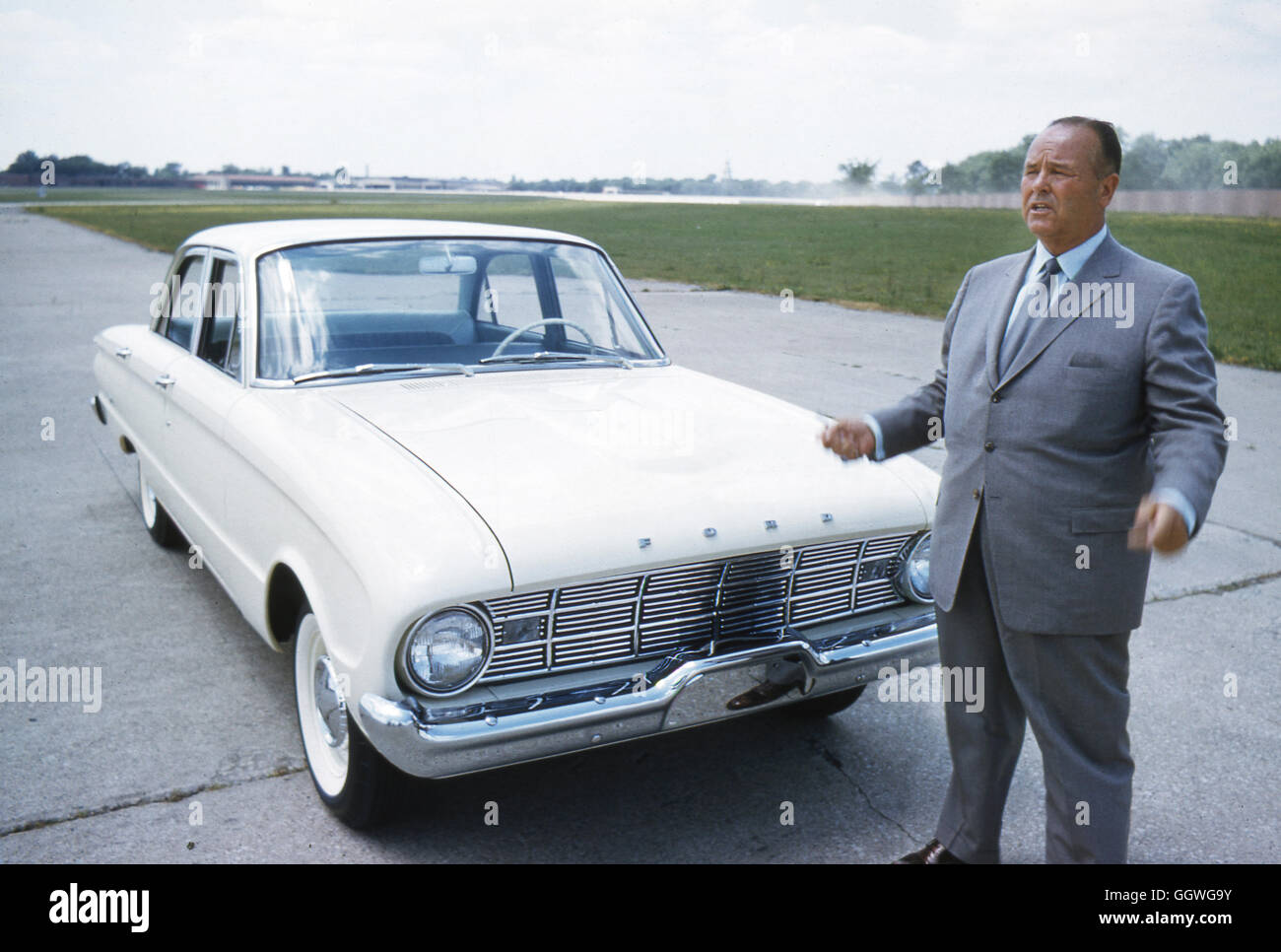George W. Walker, Automobil-Designer mit einem 1960 Ford Falcon. Stockfoto