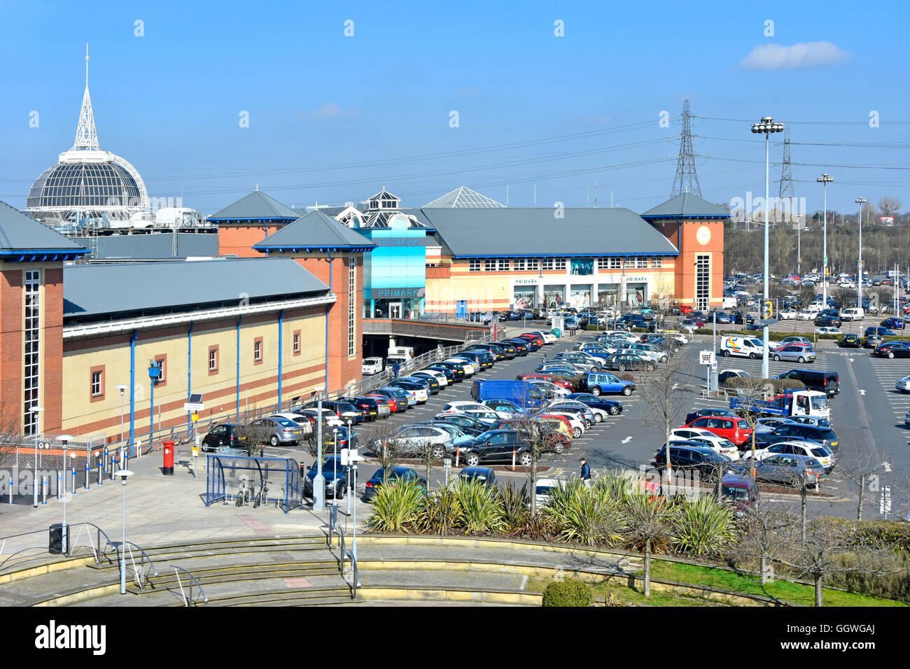 Luftaufnahme von modernen Gebäuden, die Teil des Indoor-Einkaufskomplexes Lakeside sind, große kostenlose Parkplätze in West Thurrock Essex England, Großbritannien Stockfoto