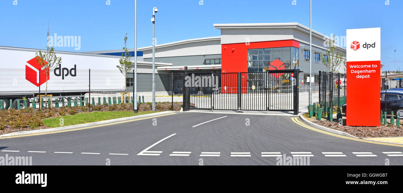 DPD supply Chain Paket Verkaufslager und modernes Lager Gebäude & Eingang Tore mit Willkommensschild in Dagenham East London England UK Stockfoto