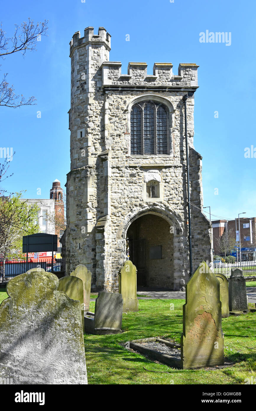 Barking Abbey Curfew Tower (auch bekannt als Fire Bell Tor) & Kapelle der Heiligen Rood oberhalb Gateway im London Borough of Barking & Dagenham UK Stockfoto