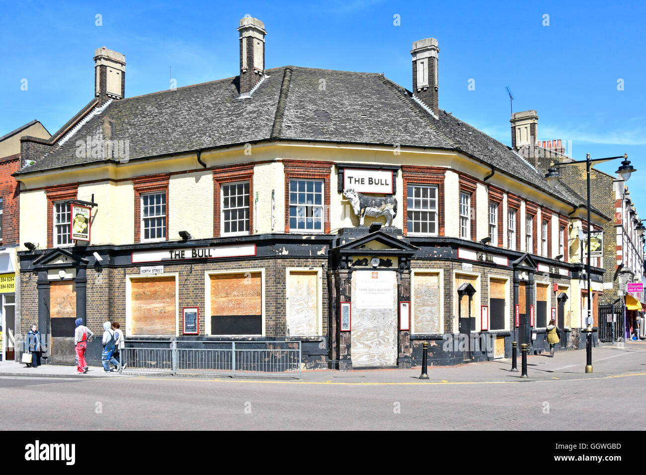 Der Bull Pub in Barking wartete auf die Renovierung an einer Kreuzung von East Street und North Street London Borough of Barking & Dagenham UK Stockfoto