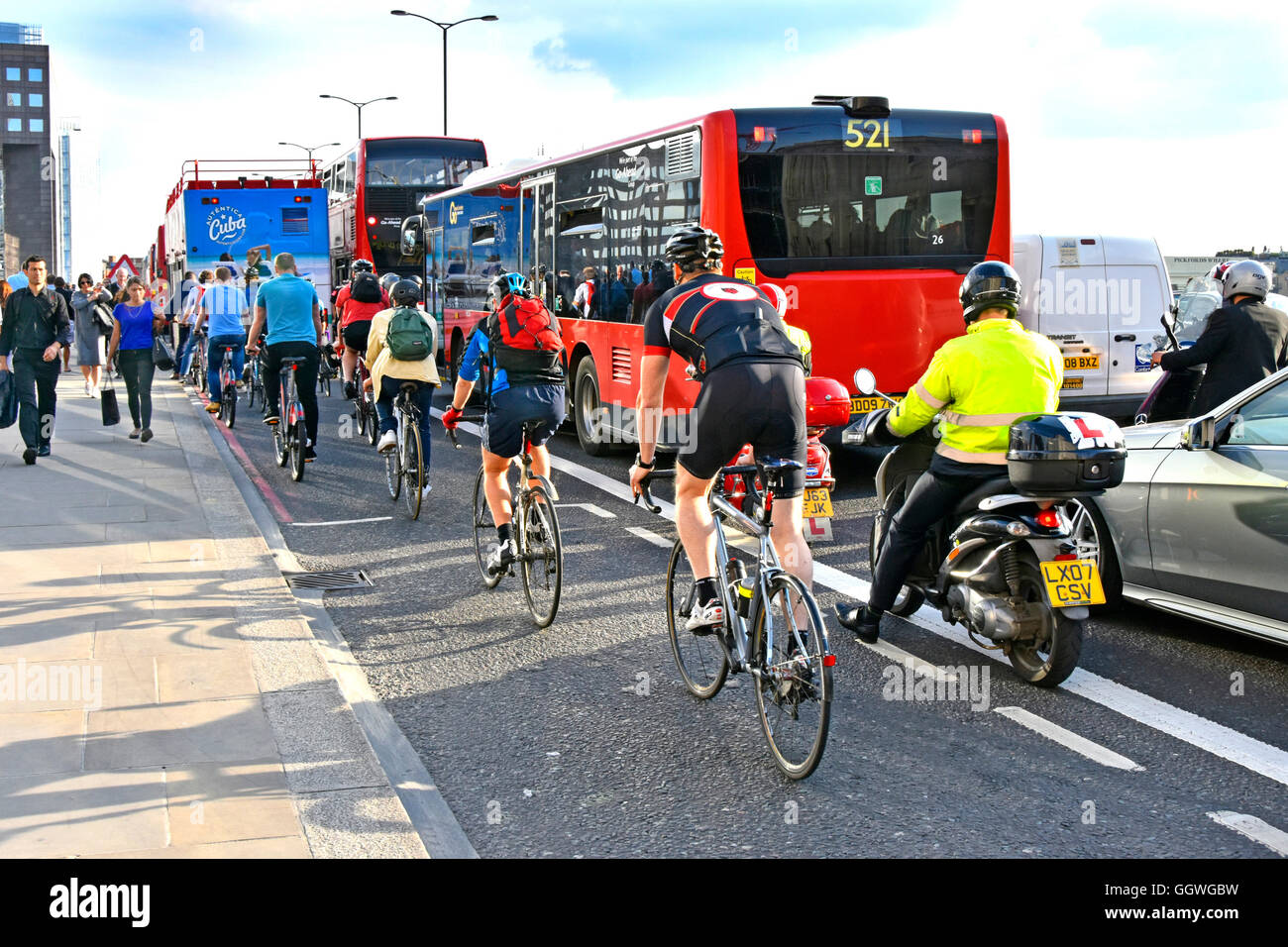 Rush Hour auf UK London Bridge als Arbeitnehmer versuchen zu Hause im Wettbewerb mit anderen Pendler-Zyklus & Verkehr in das Gerangel um weg von der Innenstadt Stockfoto