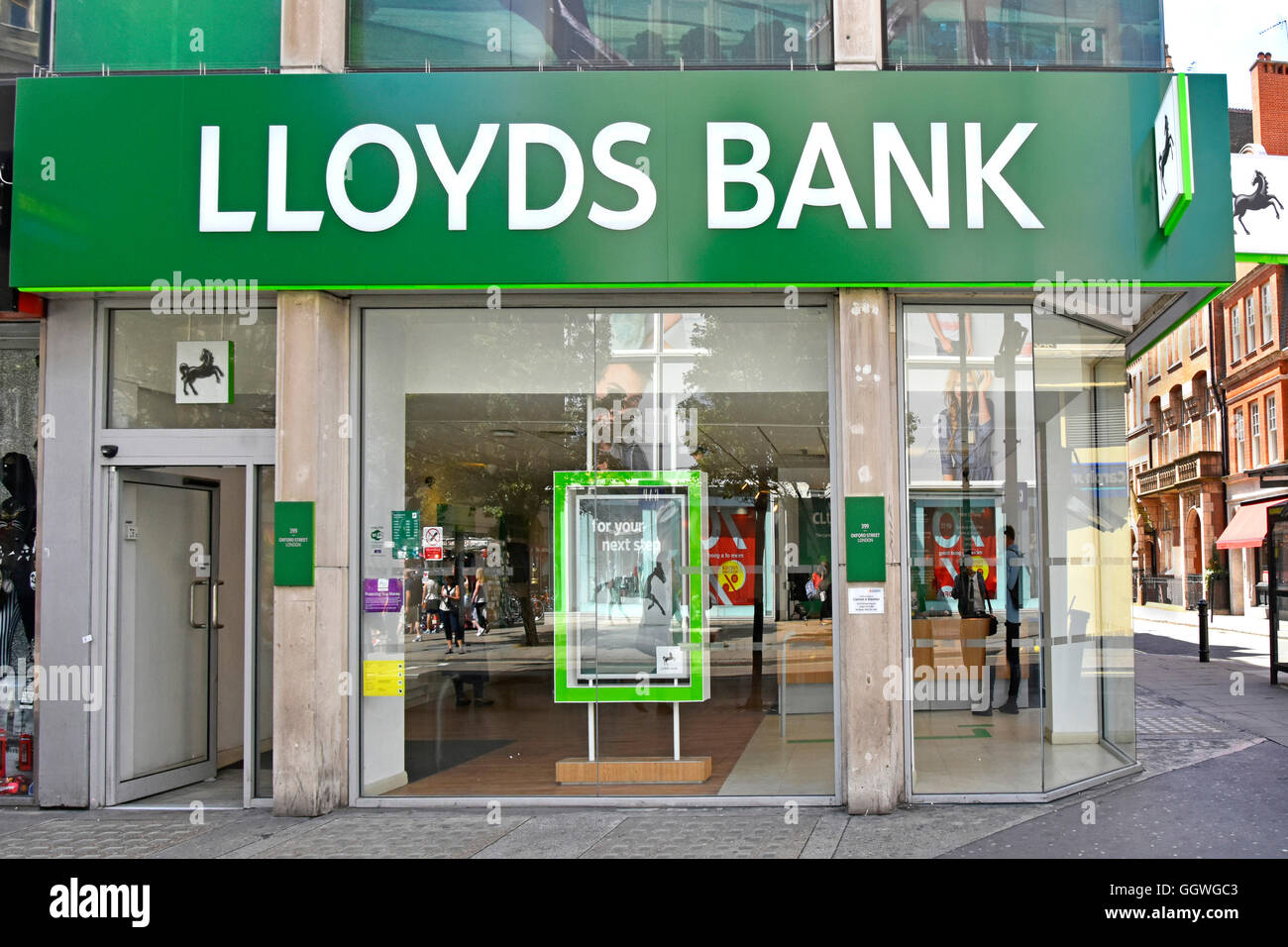 Faszie Zeichen und Logos oben Lloyds Bank plc Branch banking Räumlichkeiten auf einer Ecke Website in Oxford Street West End London England UK Stockfoto