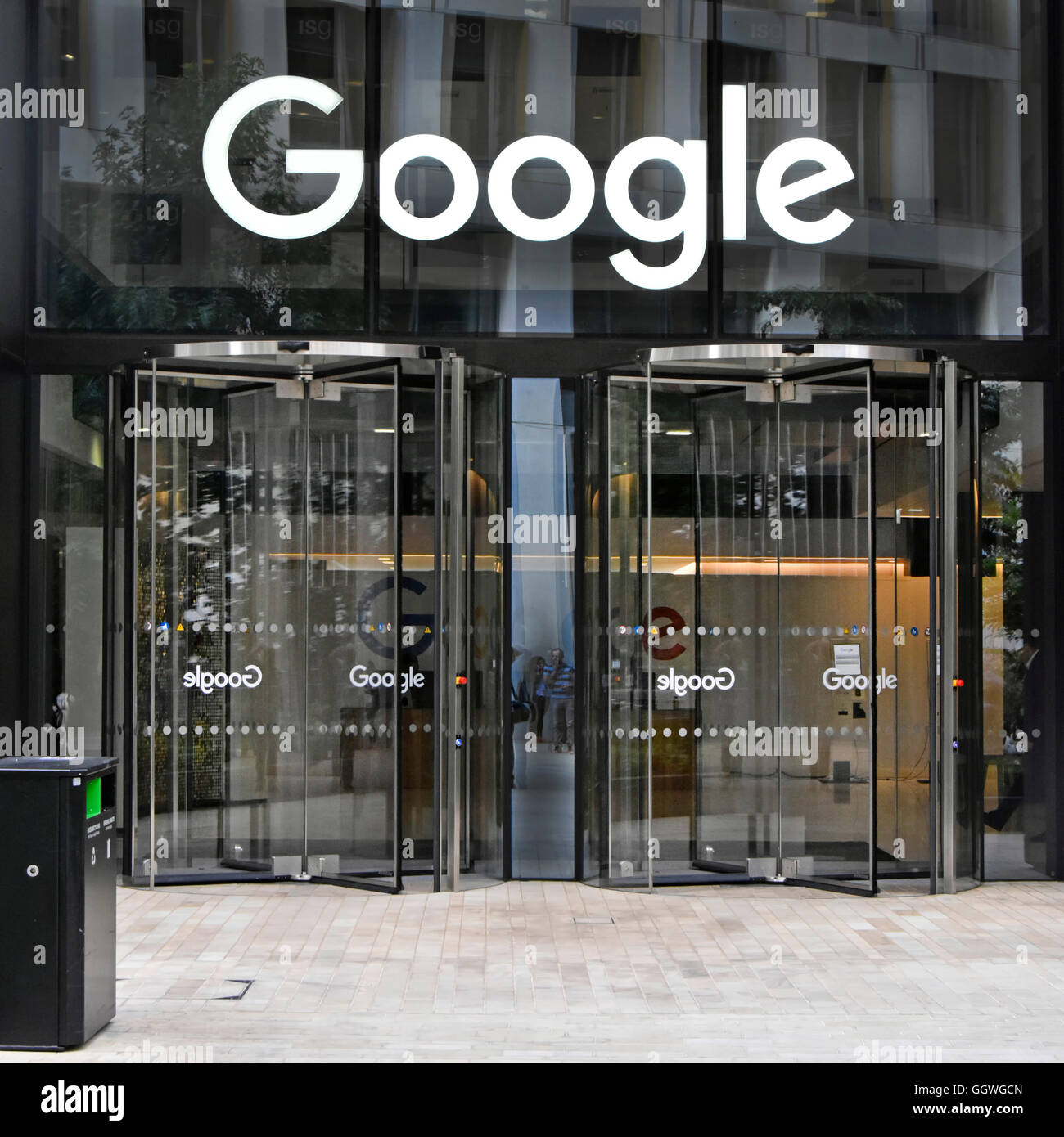 Glastüren zu Google Büros mit Schild über revolvierende Eingangstür neue Bürogebäude in der Nähe von Kings Cross London England Großbritannien Stockfoto