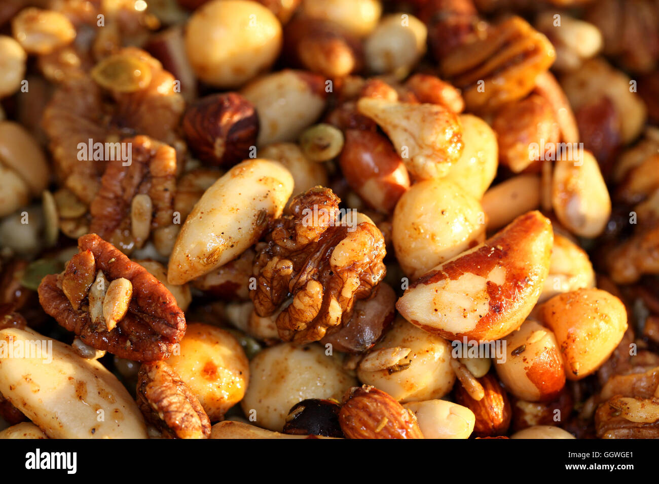 Nüssen, Honig und Gewürze hinzugefügt miteinander vermischt, dieses knackige, köstlichste nussige fest zu machen Stockfoto