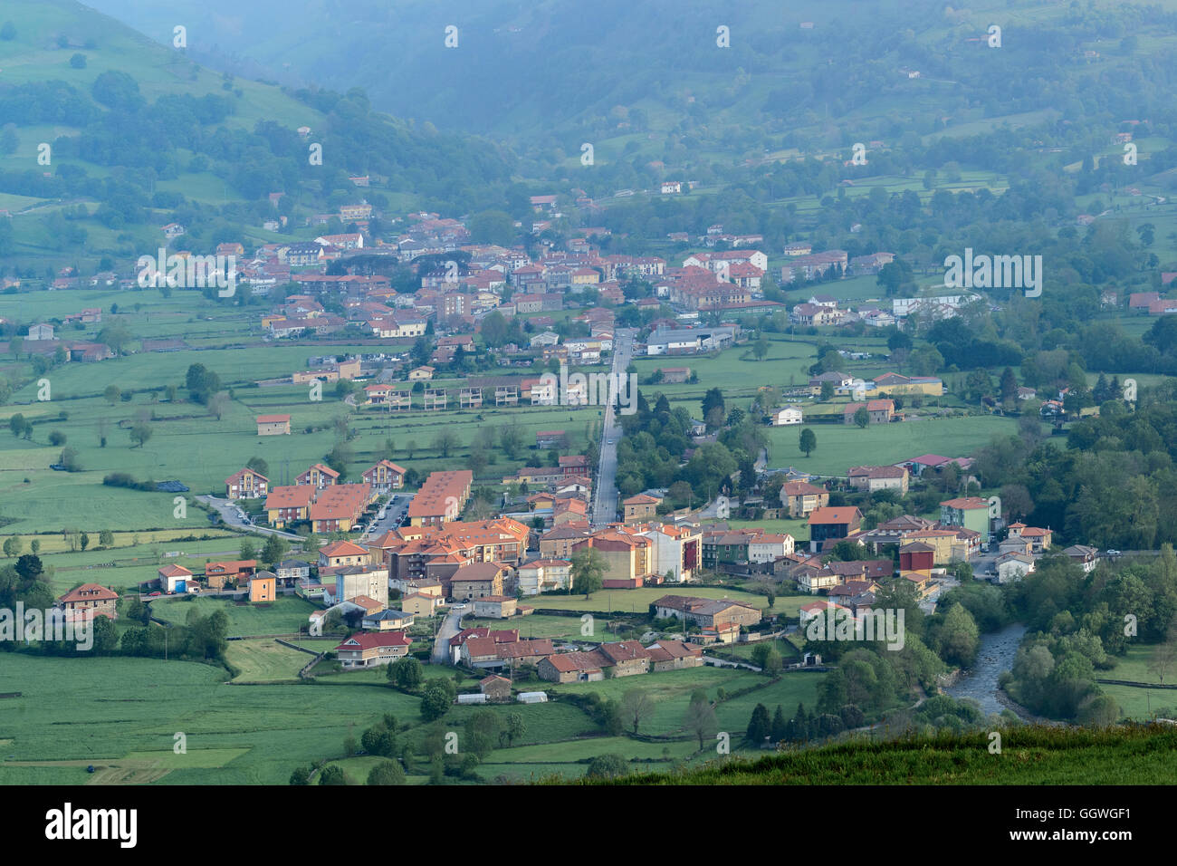 Blick von der Stadt Abionzo, Gemeinde Villacarriedo, Kantabrien, Spanien Stockfoto