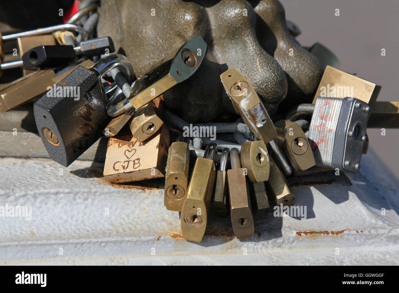 Liebe Rendezvous auf einer Brücke in Paris. Liebhaber haben wahre Liebe mit dem Sperren eines Vorhängeschlosses versprochen. Stockfoto