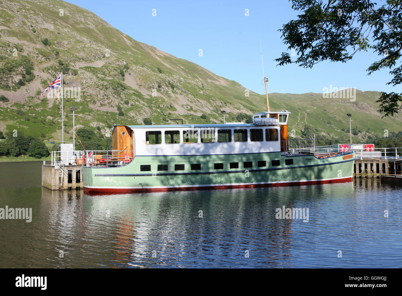 Ein Sportboot ankern für den Abend nach einem anstrengenden Tag auf dem Wasser Stockfoto