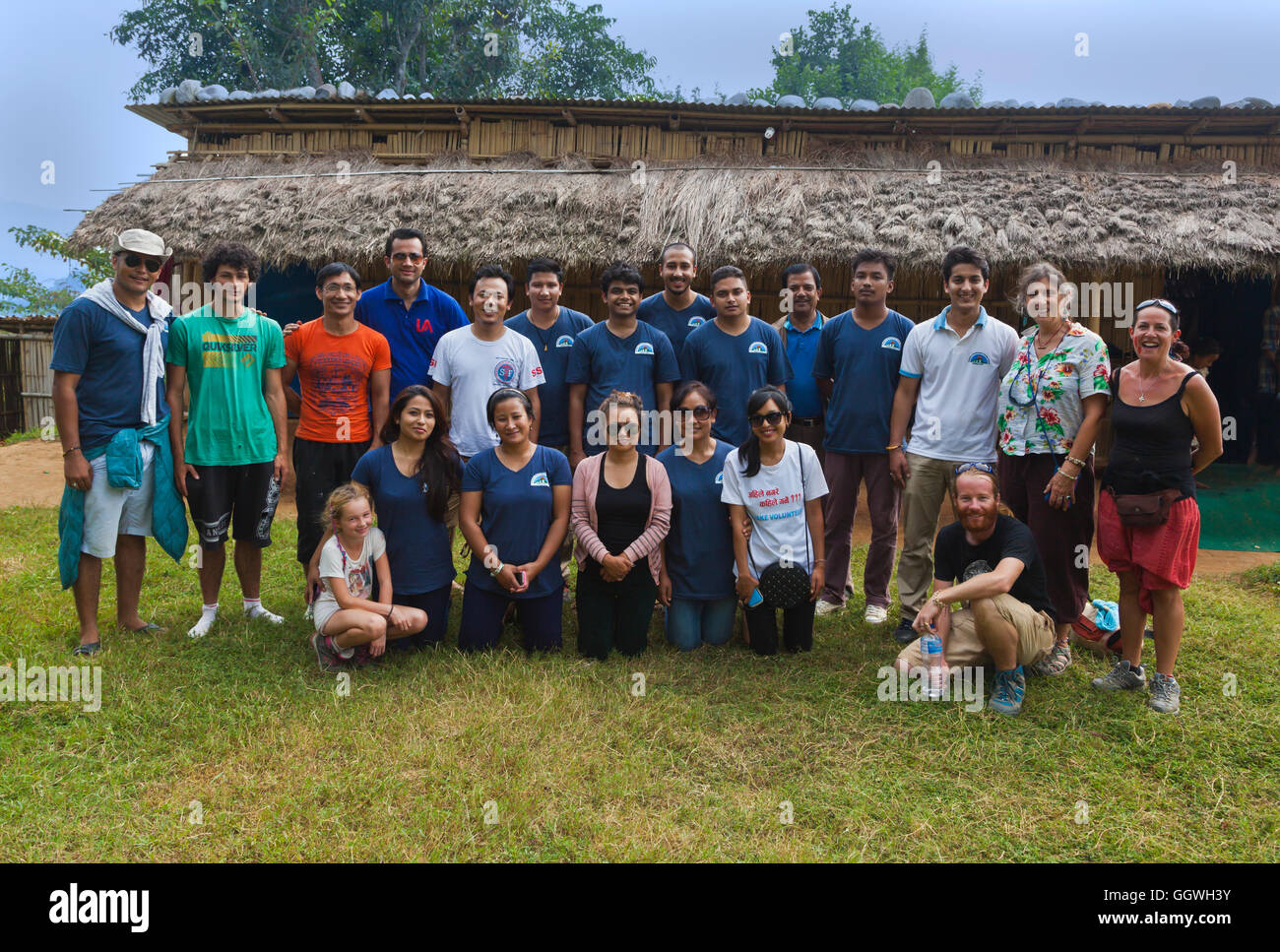 Die Mitarbeiter des Health and Development Society Nepal oder HDSN an einem der ihren Zahnkliniken - NEPAL Stockfoto