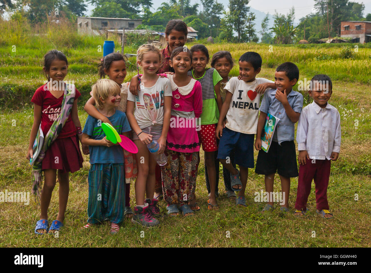 Dorfkinder spielen mit ein paar Exklaps Kinder in einem abgelegenen Dorf - NEPAL Stockfoto