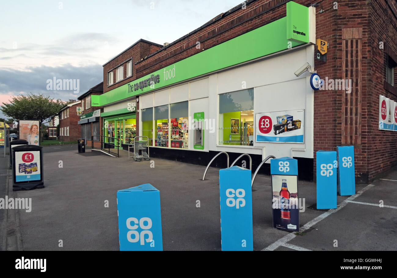 Lokale Co-op-Convenience Store, mit gemischten Blau und Grün Branding, Abend, Knutsford Straße, Grappenhall, Warrington, Cheshire, North West England, Großbritannien Stockfoto