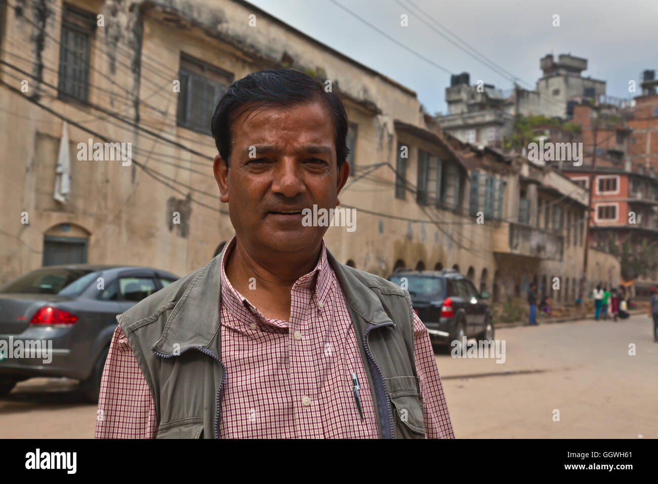 Keshab Regmi vor dem Erdbeben beschädigt Paropakar Waisenhaus wuchs er in - KATHMANDU, NEPAL Stockfoto