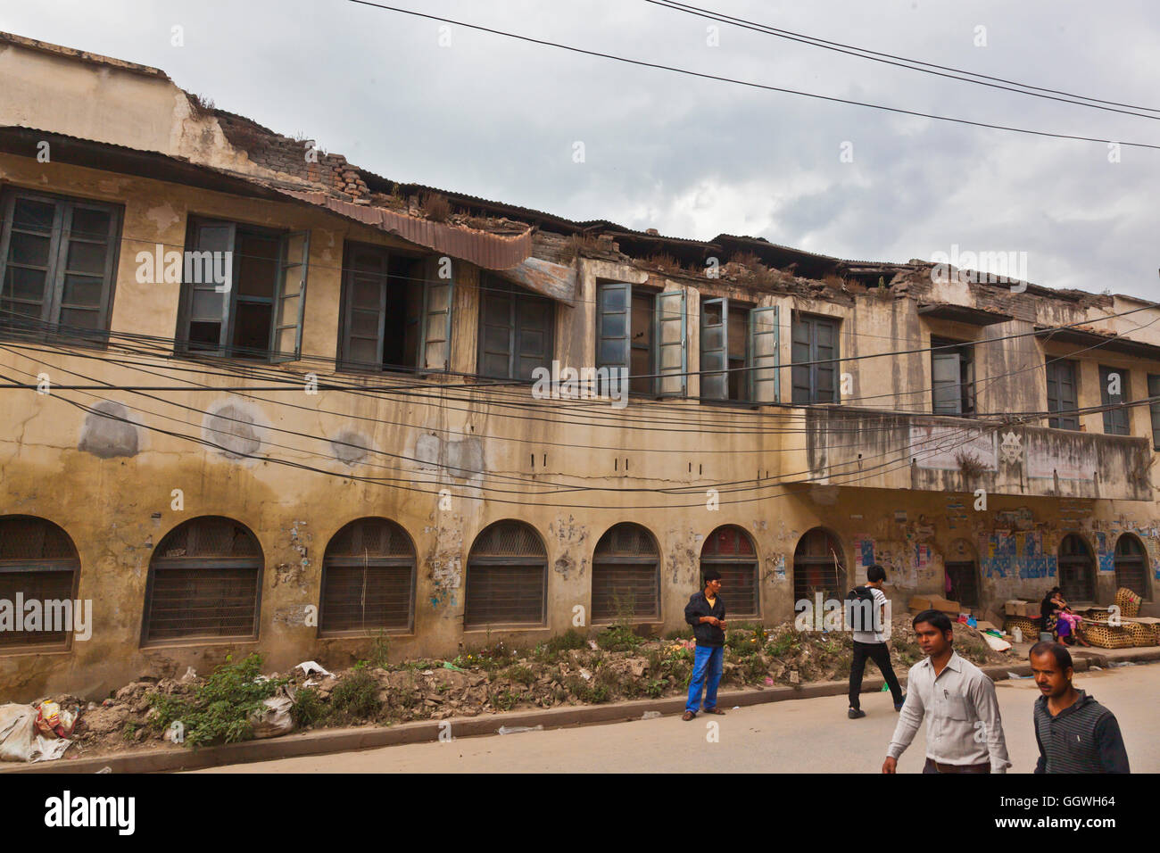 Das Erdbeben beschädigte Waisenhaus gebaut von der Regierung - KATHMANDU, NEPAL Stockfoto
