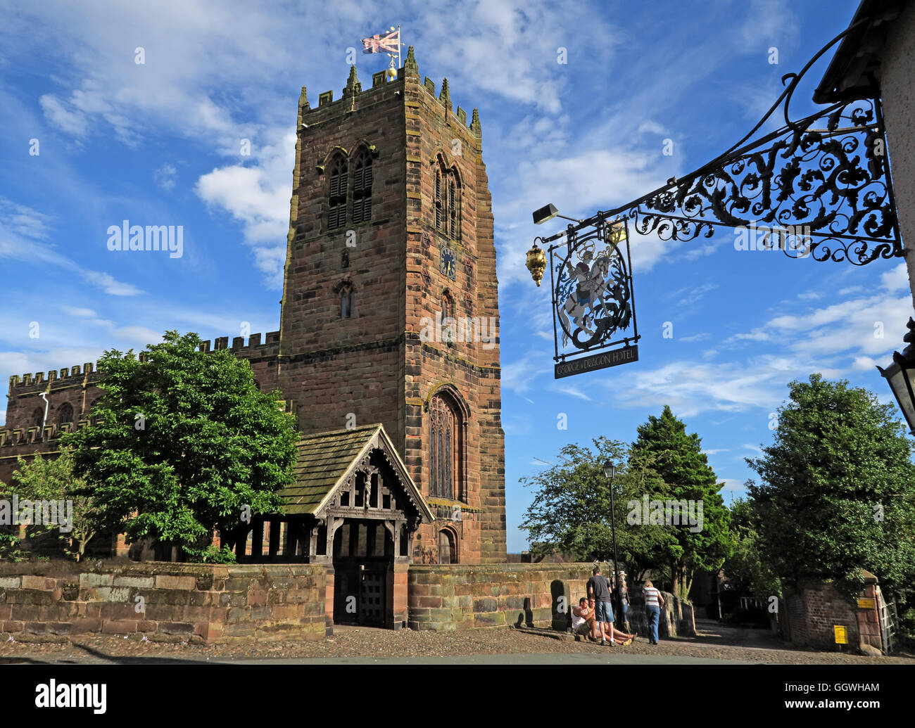 George und der Drache-Schmiedeeisen-Zeichen und St. Marys Church, Great Budworth, Cheshire, England, UK Stockfoto