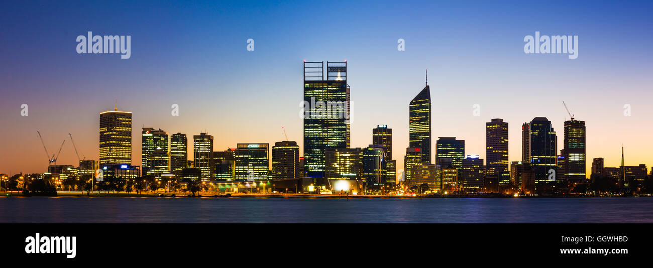 Die ersten Flackern der Dämmerung leuchtet die Stadt Perth, Western Australia. Stockfoto