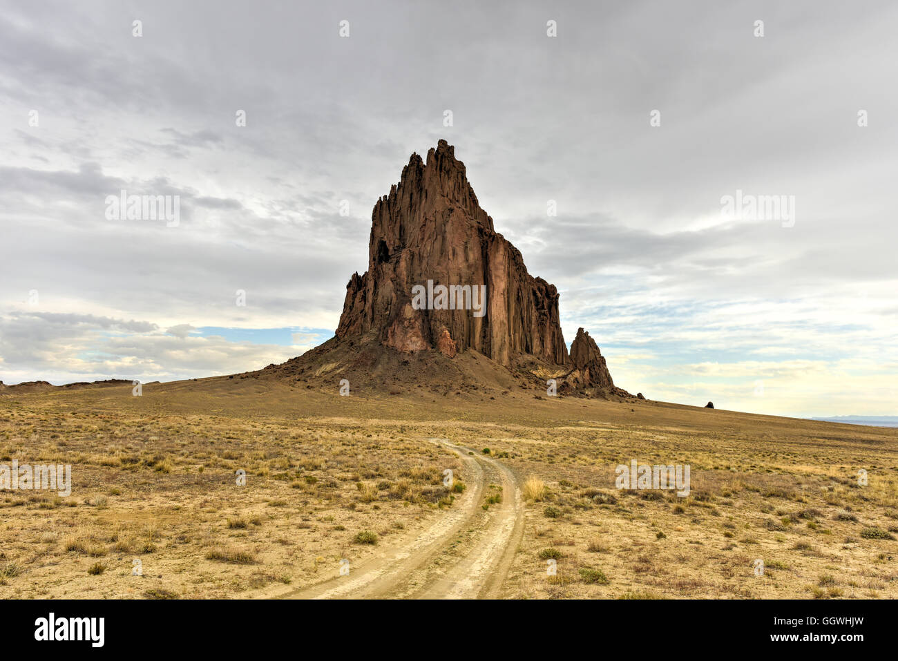 Shiprock ist ein Monadnock erhebt sich fast 1.583 Füße über die hohe Wüste Ebene der Navajo Nation im San Juan County, New Mexico Stockfoto