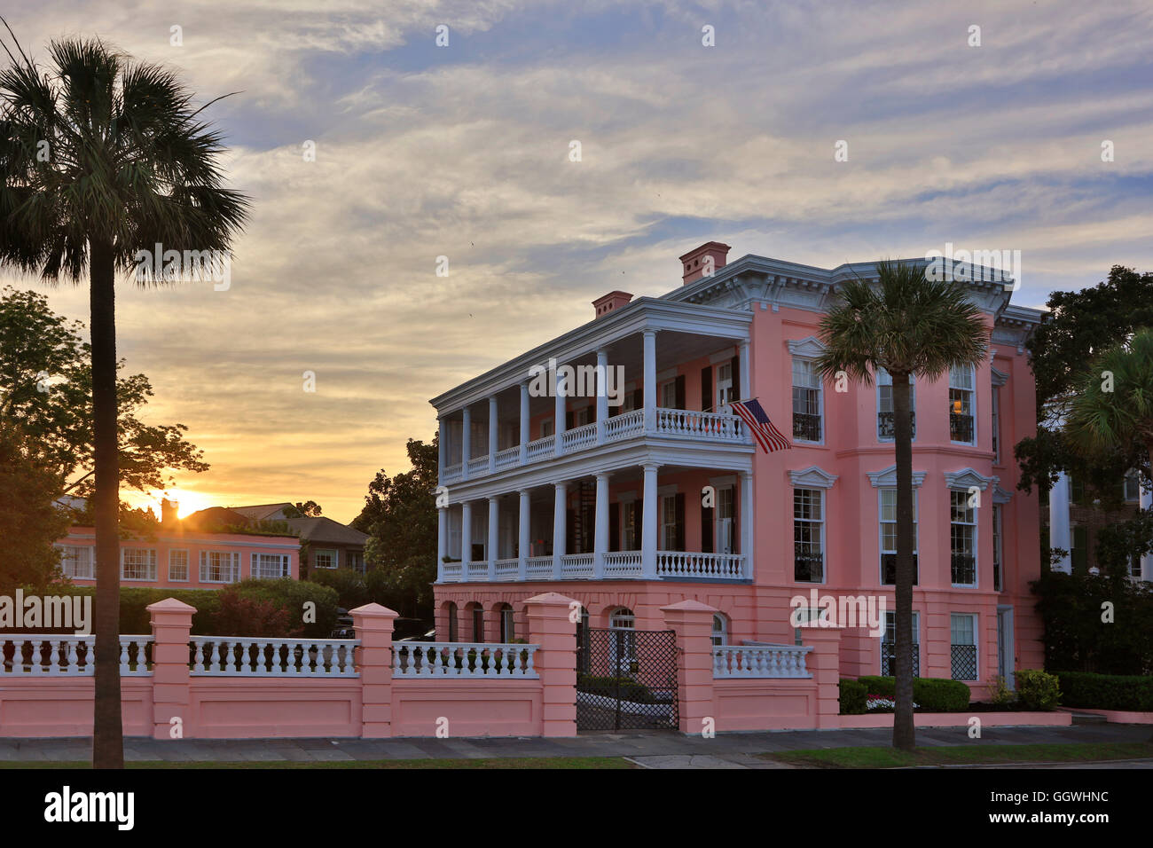 Südlichen Villen bei Sonnenuntergang entlang der Küste in der Altstadt von CHARLESTON, SOUTH CAROLINA Stockfoto