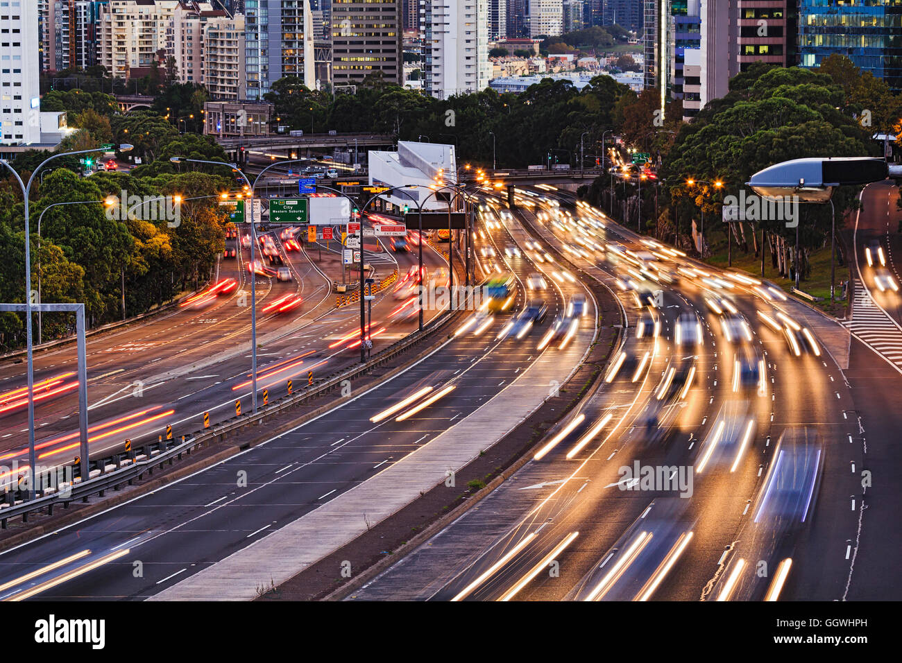 Beschäftigt Warringah Autobahn Bewegungsstraße Stadt Sydney CBD bei Sonnenuntergang durchlaufen. Intensive Ampel wieder bei langen Belichtungszeiten unscharf Stockfoto