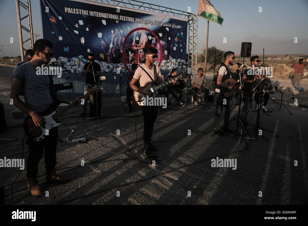 Beit Hanun, Gaza. 6. August 2016. Palästinensische Band Dawaween, wer auf einem Festival in Jerusalem durchführen verweigert wurden, lieferte eine Leistung im Rahmen eines Protestes gegen die Verweigerung in Beit Hanun, in der Nähe von den Grenzübergang Erez mit Israel im nördlichen Gaza-Streifen. © Nidal Alwaheidi/Pacific Press/Alamy Live-Nachrichten Stockfoto