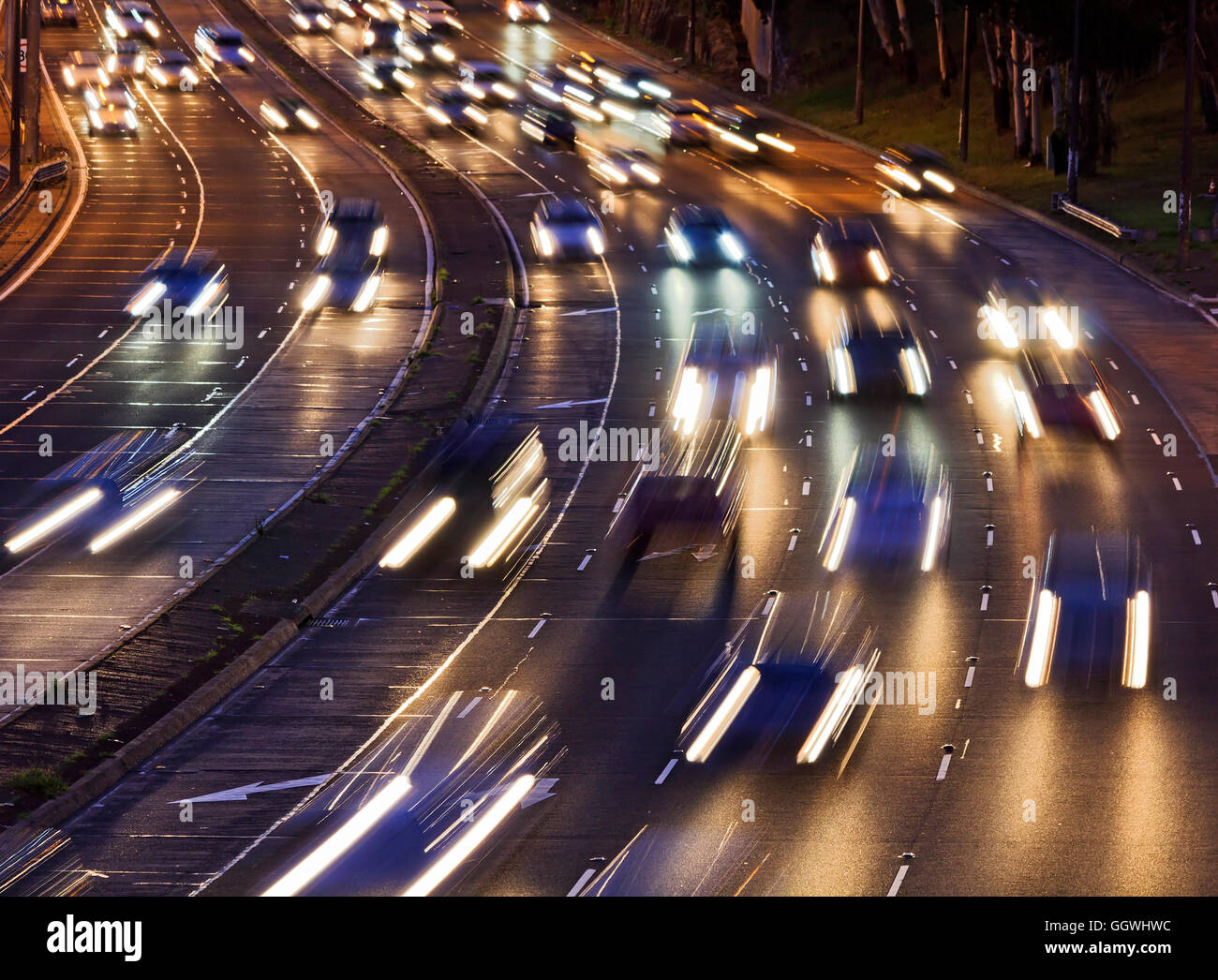 Kurze Scheinwerfer der eingehenden Strom von Autos auf Multi Lane Warringah Autobahn geht quer durch die Stadt von Sydney, Australien. Stockfoto