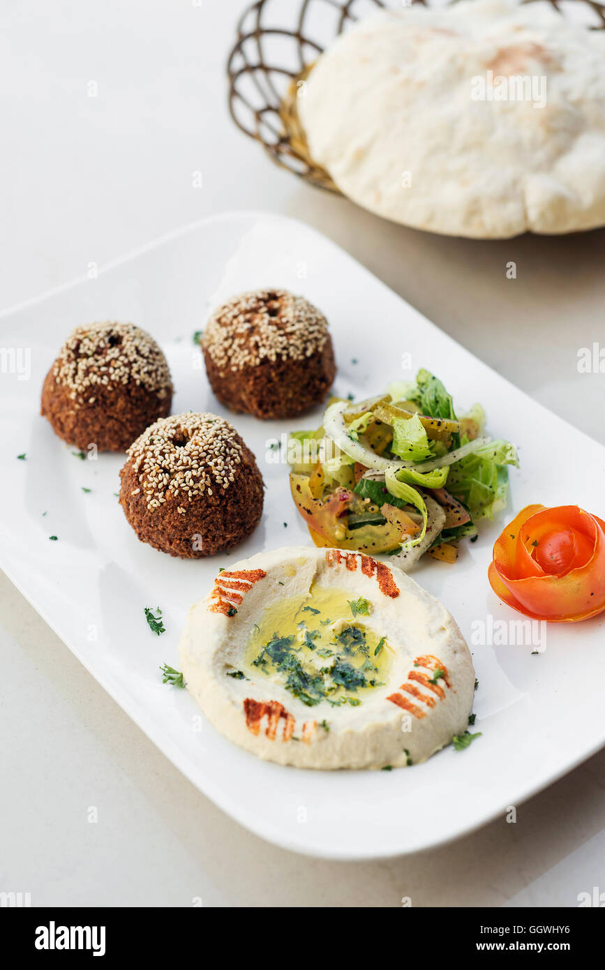 Falafel Humus Houmus Vorspeise snack orientalische Speisen Mezze Meze-Platte Stockfoto