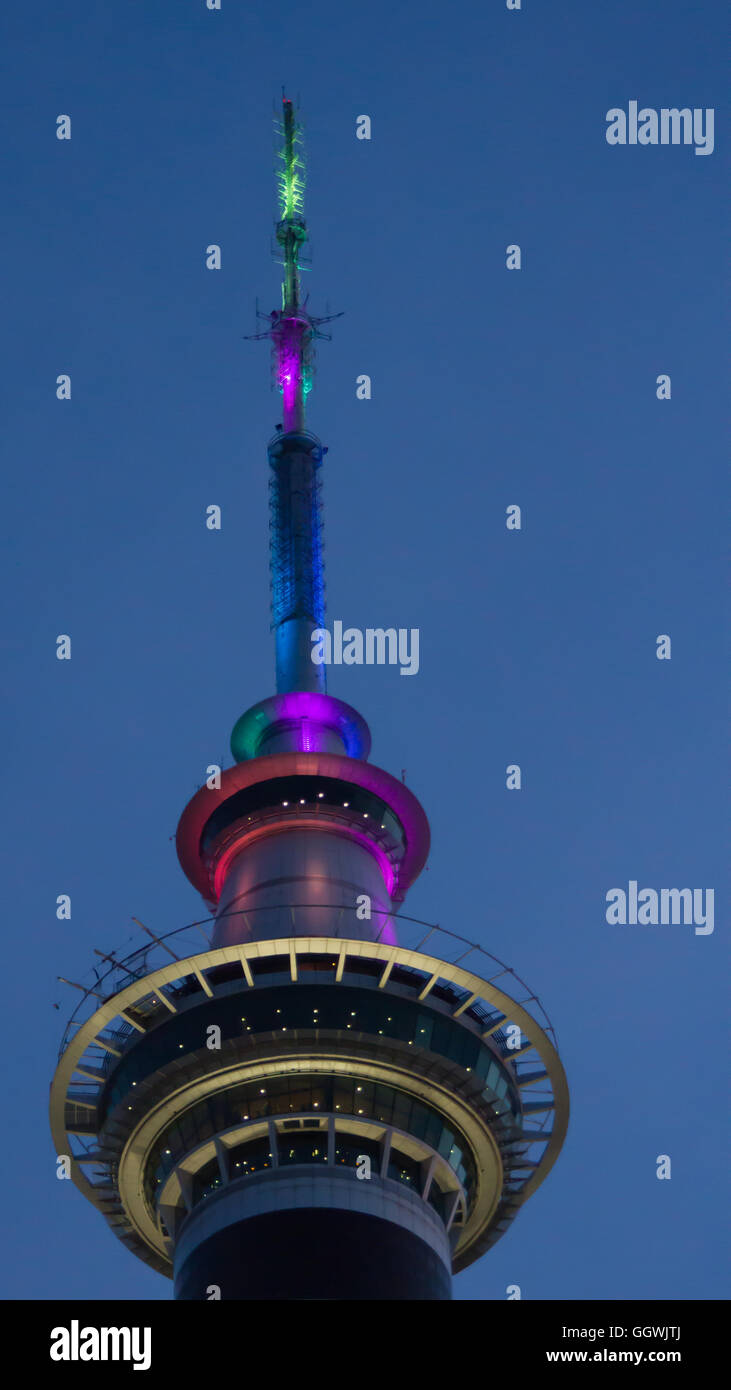 Auckland Sky Tower Inbetriebnahme von Licht in der Dämmerung Stockfoto