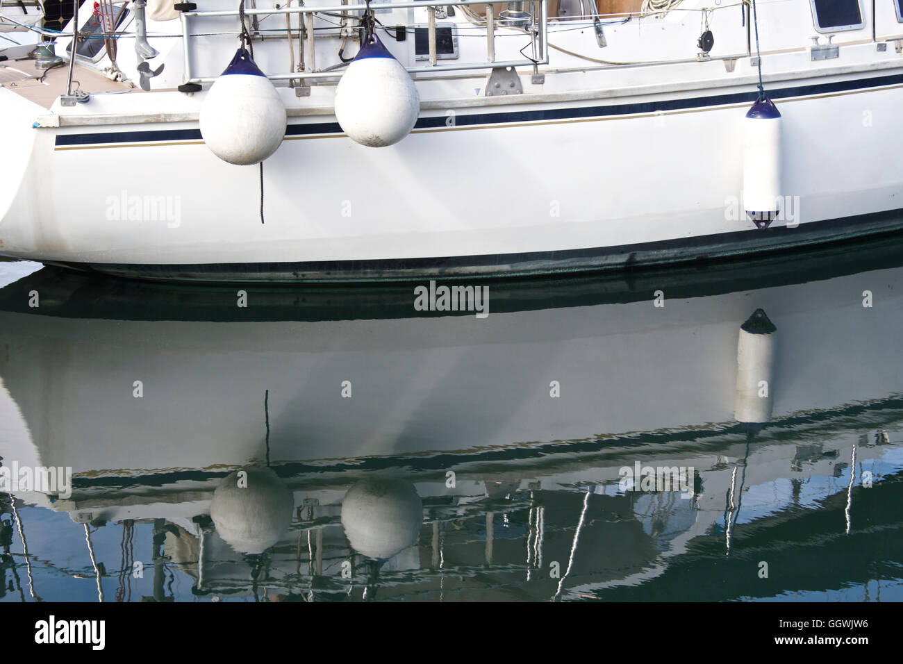 Yacht-Rumpf mit Beule wachen Stockfoto